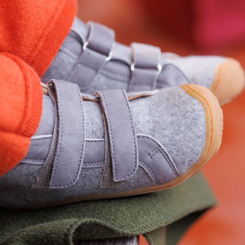 Children's feet with the disana velcro boots in the colour grey